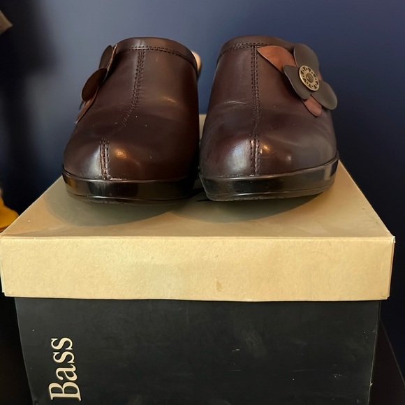 NIB Bass Heels - Brown 8.5 - Picture 2 of 6